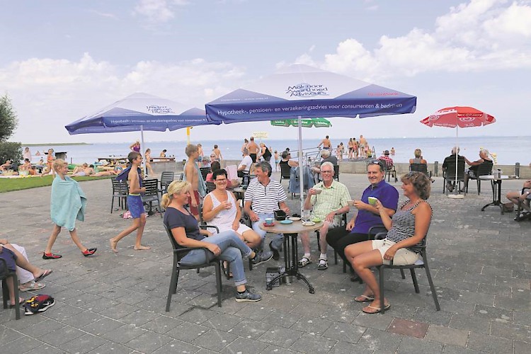 Nieuw terras Zwembad Warder